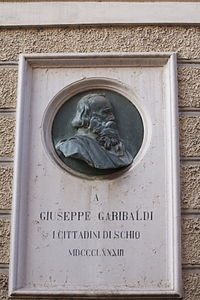 Carlo Lorenzetti, Monument à Garibaldi, médaillon en bronze ornant la façade du palais Toaldi Capra à Schio, premier monument dédié à Garibaldi[294].