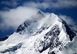 Piz Bernina med Biancograt på höger sida.