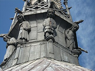 Cariatides de la base de la flèche au-dessus du chœur.