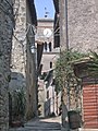 La "via di Mezzo", asse centrale del borgo fortificato, con il campanile della chiesa di San Giovanni Battista