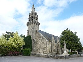 The parish church of Saint-Thélo and the war memorial