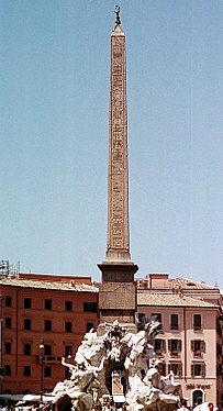 L'obélisque de la fontaine des Fleuves qui ornait la spina du Cirque de Maxence.