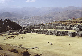 Sacsayhuamán'da, insanlara oranla dev boyutlardaki taşların genel görünüşü