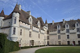 La cour d'honneur du château de Neuvic.