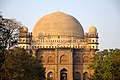 Vista de Gol Gumbaz des de l'entrada.