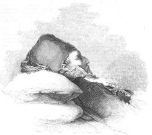 gravure noir et blanc : tête d'homme en fez sur deux oreillers