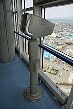 左：プロミナー観光用望遠鏡、右：てれぼーくん （秋田市のタワー「セリオン」にて）