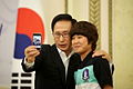 Tổng thống Hàn Quốc Lee Myung-bak chụp hình theo yêu cầu của nữ cầu thủ Ji So-yun