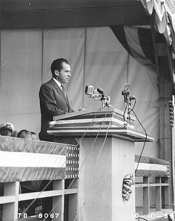 Вице-президент Никсон на торжественном открытии дамбы в 1959 году
