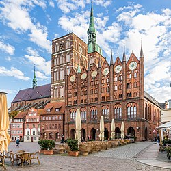 Rathaus (rechts) mit Schaufassade, dahinter die Nikolaikirche