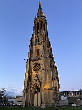 L'ancien clocher, seule partie du temple encore existante.