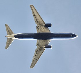 Un Boeing 767-300 de British Airways, photographié de dessous après son décollage. (définition réelle 1 900 × 1 706)