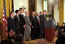 Джордж Буш встречается с Нобелевскими лауреатами 2001 года. Уильям Ноулз четвёртый слева.