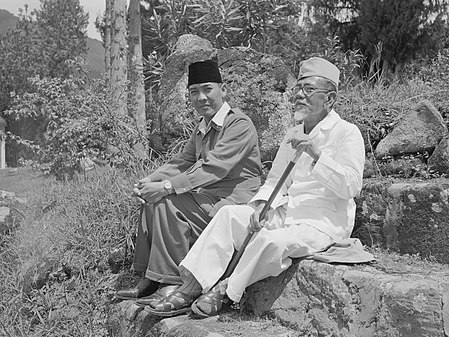 Nalika diuk bareng jeung sohibna Sukarno taun 1949.