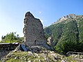 Ruine eine Turms namens Maschio (dt.: Bock) in der Mitte der Einfriedung