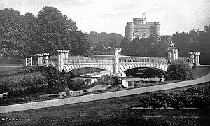 蘇格蘭北艾尔郡的Eglinton Tournament橋（英语：Eglinton Tournament Bridge），約在1845年完工，用鑄鐵建造