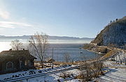 51. KW Die Bahnstrecke der Baikalbahn. Sie führt von Sljudjanka nach Baikal am südwestlichen Ufer des Baikalsees entlang und ist 89 Kilometer lang.