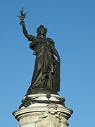 Patung Republik oleh Léopold Morice (1880), di Place de la République, Paris .