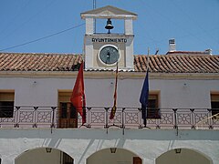 Viejo ayuntamiento con las banderas de España, Europa y comunidad de Madrid