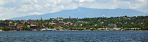 Die stadshorison van Burlington, met die Champlainmeer in die voor- en Mount Mansfield in die agtergrond