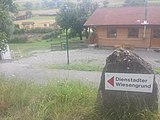 Hütte am Dienstadter Wiesengrund, der See nebenan