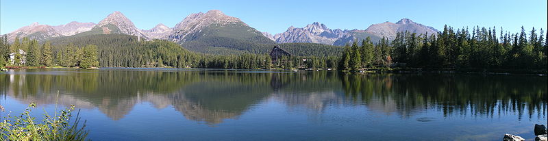 Panorama der Hohen Tatra bei Štrbské Pleso (Tschirmer See)