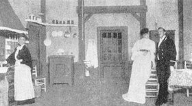 Représentation au théâtre du Peuple de Stockholm en 1906 avec, de gauche à droite, Sacha Sjöström (Kristin), Manda Björling (Julie) et August Falck (Jean).