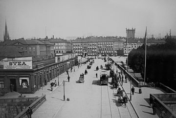 Norrbro från Lejonbacken: Vänstra bilden är tagen på 1890-talet med basarer på västra sidan, med bland annat Adolf Bonniers boklåda. Basarerna revs 1904 när Riksdagshuset byggdes. Högra bilden visar Norrbro återinvigningsdagen 23 januari 2010. I bakgrunden längst till vänster syns Klara kyrkas tornspets.