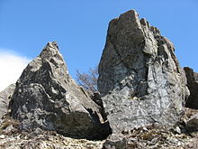 山頂付近にそびえる鬼ヶ岩