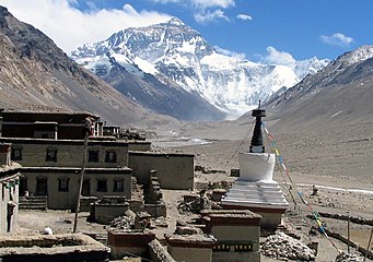 Rongpu-Kloster mit Chorten, das Rongpu-Tal, 20 km südlich die Nordwand des Mount Everest