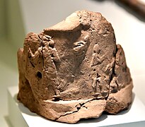 Le « roi-prêtre » en guerrier, entouré de prisonniers, impression de sceau-cylindre sur un vase. Pergamon Museum.