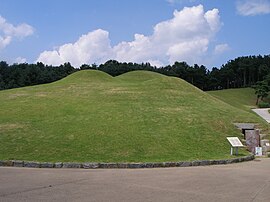 동성왕릉으로 추정되는 공주 송산리 6호분(오른쪽)