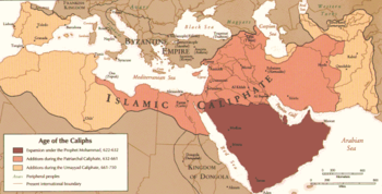 Et kort over Mellemøsten og dele af Afrika, Europa og Asien som viser udbredelsen af det islamiske kalifat omkring år. Udbredelsen under Muhammad fra 622 til [632] var fortrinsvis begrænset til den Persiske bugt. Det patriarkalske kalifat, som varede fra 632 til [661] voksede til at omfatte det meste af Mellemøsten og det nordlige Egypten. Umayyade kalifatet fra 661 til 750 udvidede det islamiske kalifat til at omfatte det meste af Nordafrika, den Iberiske halvø og længere østpå end vore dages Iran.