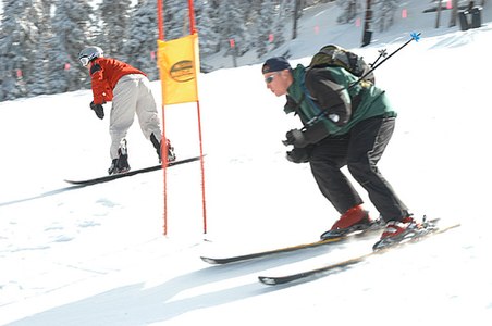 Paralela konkurso: skiisto kun alpaj skioj la alia kun neĝtabulo