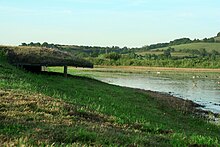 photographie représentant un gabion et une hutte de chasse