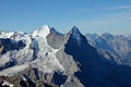 L'Eiger da est: in primo piano la cresta Mittelegi che separa la parete sud a sinistra, al sole, dal versante nord-est a destra, all'ombra.