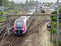 Rame de type Z 50000 venant de Paris-Nord, quittant la gare.