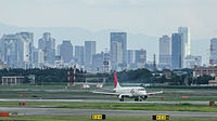 大阪国際空港（伊丹空港）から遠望するあべのハルカス。ハルカスより空港寄りには、航空法による高さ制限が適用されている。