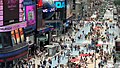 Panorama de Times Square, l'entrée du 1500 est sur la gauche.