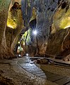 Großer, von der Decke herabhängender Stalaktit