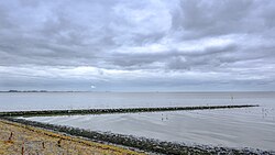 Een van de hoofden (Hoofd 6) langs de dijk bij Delfzijl