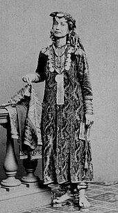 Photographie noir et blanc en pied d'une femme portant une robe