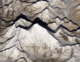 Восточный склон (стена Кангшунг) горы Джомолунгма (по центру) и горы Лхоцзе (слева). Ледник Кангшунг — на переднем плане.