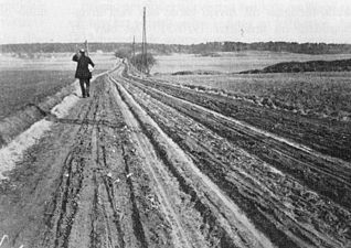Huddingevägen söderut, en lerig landsväg på 1920-talet.