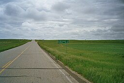Väg genom ödsligt landskap i Slope County, North Dakota.