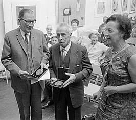 Journalist W. A. Wagener (met bril) met de Anna Blaman Prijs en kunstenaar Piet van Stuivenberg met de Hendrik Chabot Prijs in 1967. Rechts de uitreiker, mevrouw C. Lührs-Vrugt (rechts), de zus van Anna Blaman.