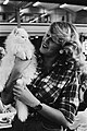 Vrouw met de winnares van een Amsterdamse kattententoonstelling in 1979; een effen-witte traditionele pers