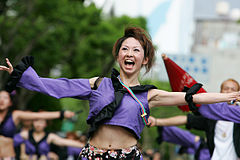 Japanka izvodi tradicionalni japanski ples Yosakoi u odijevanju pupka, Yosakoi Matsuri 2006., Kōchi, Japan