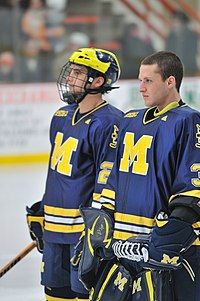 Caporusso (vas.) ja maalivahti Bryan Hogan (oik.) Michiganin yliopistojoukkueen paidassa tammikuussa 2009.