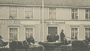 Oskar S. Vinje og Anton P. Vinje på trappen i Apotekerveita 8. (1918)